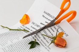 Bij een scheiding: wat met jullie lening, ziekenfonds en verzekeringen?